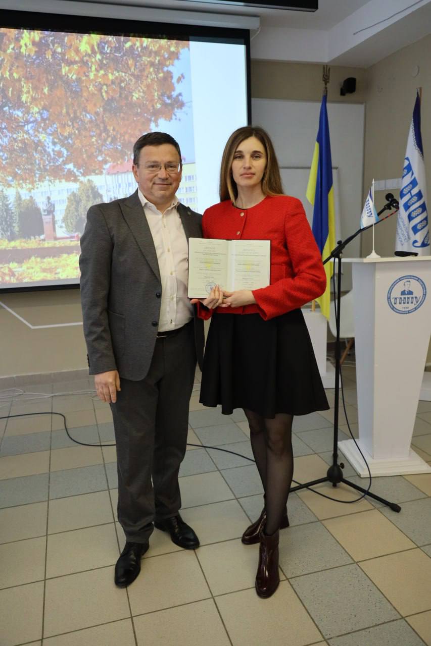 Ректор ТНПУ, професор Богдан Буяк та Юлія Головацька, доцентка кафедри теорії і практики перекладу, а тепер і докторка наук. Rektor_TNPU_profesor_Bohdan_Buiak_ta_Yuliia_Holovatsk_dotsentka_kafedry_teorii_i_praktyky_perekladu_a_teper_i_doktorka nauk.